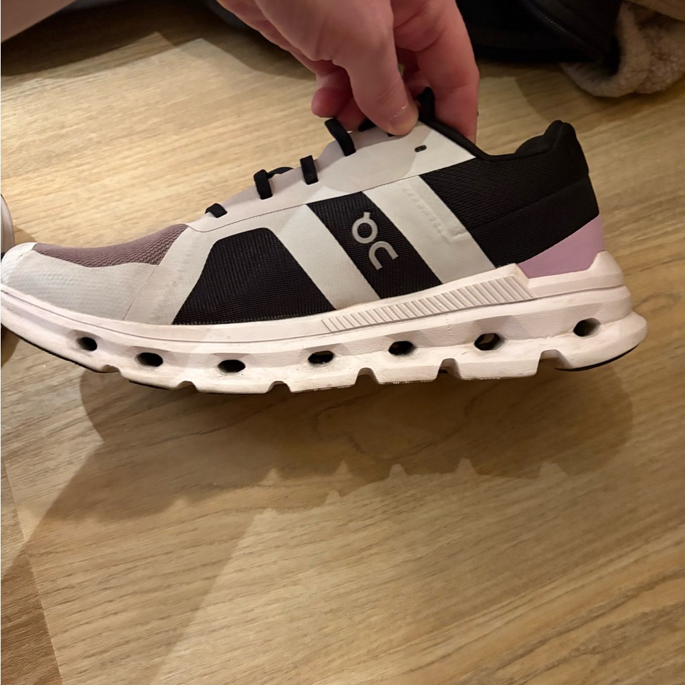 On cloud runner heron black purple sneakers excellent condition